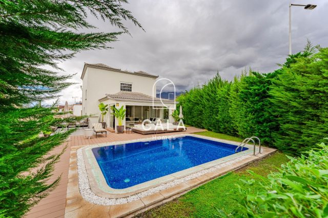 Villa de Lujo con Piscina y Jardín Privado